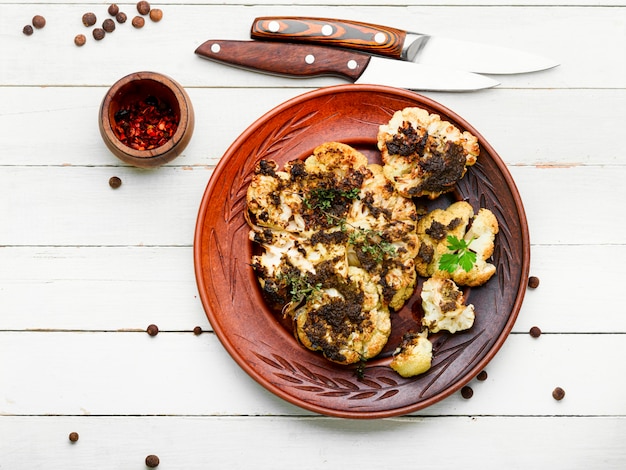 Gebratene Blumenkohlsteaks. Gegrillter Blumenkohl vegan auf weißem Hintergrund