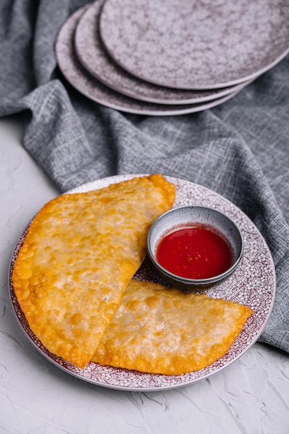 Gebratene Burekas mit Füllung auf Steinplatte