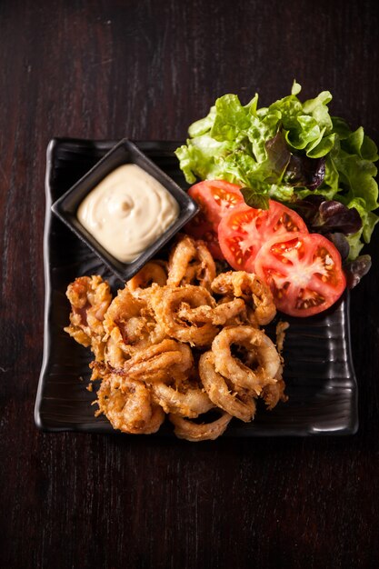 Gebratene Calamari mit Sauce und Salat