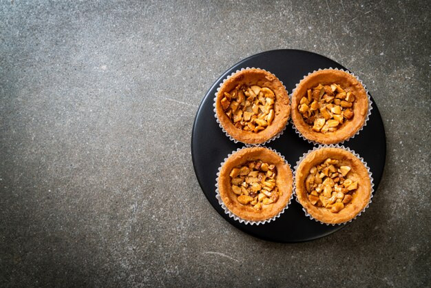 Gebratene cashewnuss-torte auf teller