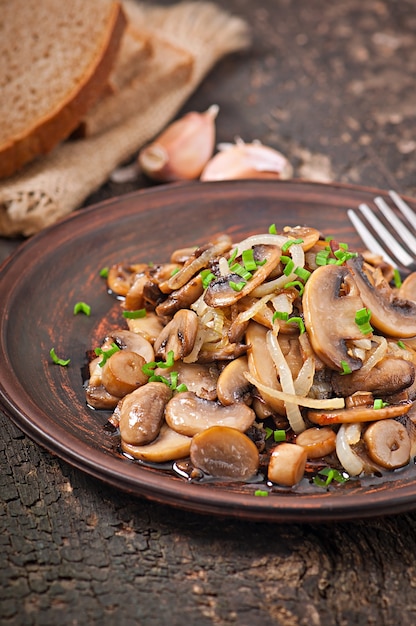 Foto gebratene champignons und zwiebeln