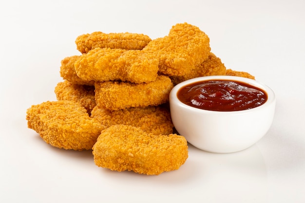 Gebratene Chicken Nuggets auf dem weißen Hintergrund isoliert