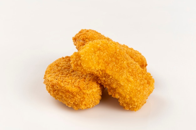 Gebratene Chicken Nuggets auf dem weißen Hintergrund isoliert