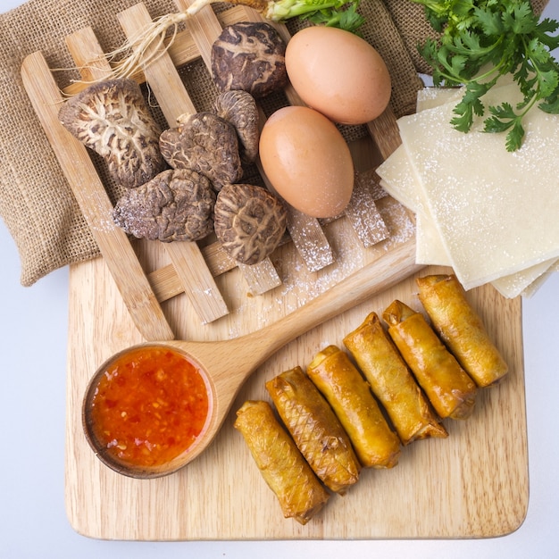 Foto gebratene chinesische frühlingsrollen mit süßer chilisauce.