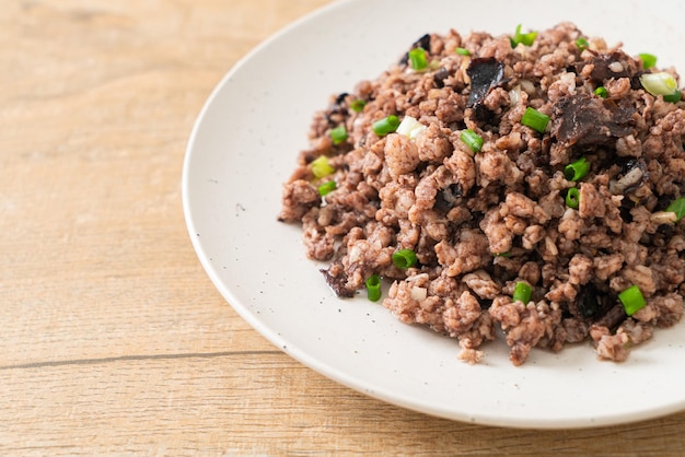 Gebratene chinesische Oliven mit Hackfleisch - asiatische Küche