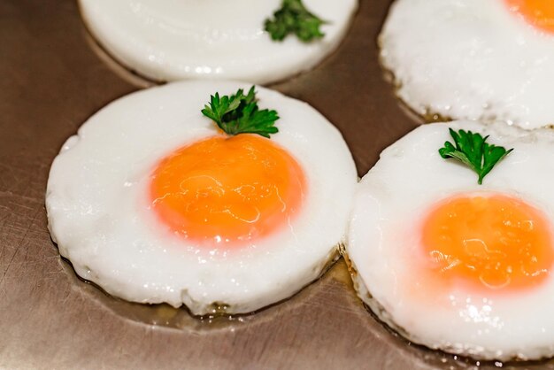 Foto gebratene eier in runder form auf metalloberfläche, nahaufnahme, selektiver fokus
