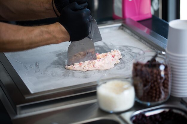 Gebratene Eisbrötchen in der Gefrierpfanne Gerolltes Eis handgemachtes Eisdessert