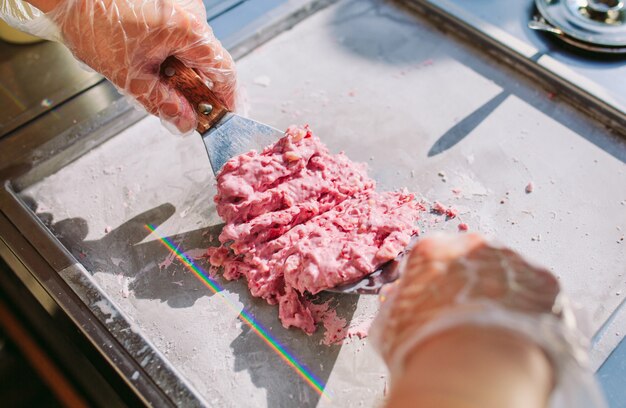 Gebratene Eisröllchen in der Gefrierpfanne. Bio, natürliches gerolltes Eis, handgemachtes Dessert.