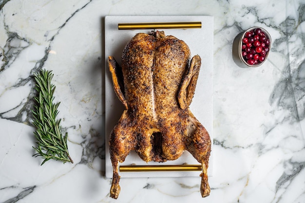 Gebratene Ente gefüllt mit gebackenen Äpfeln festliches Weihnachtsrezept Marmorhintergrund Ansicht von oben