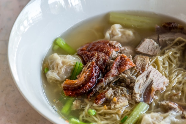 Gebratene Ente Wonton chinesische Eiernudelsuppe mit Gemüse in der Schüssel