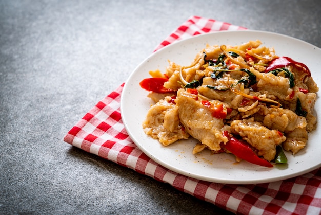 Gebratene Fischbällchen mit Chili umrühren