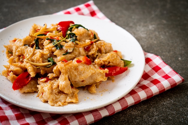 Gebratene Fischbällchen mit Chili umrühren