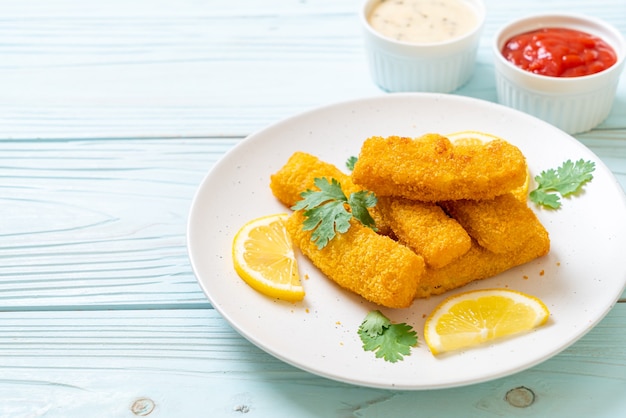 gebratene Fischstäbchen oder Pommes frites mit Soße