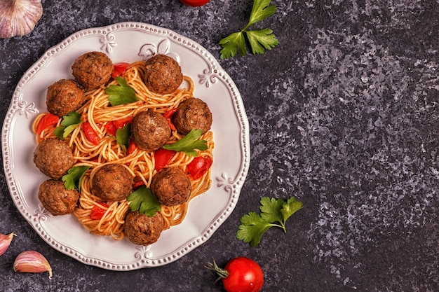 Gebratene Fleischbällchen mit Spaghetti