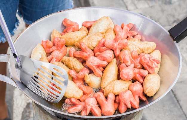 Gebratene Fleischbällchen Streetfood im thailändischen Stil.