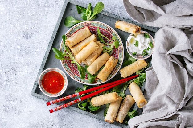 Gebratene Frühlingsrollen mit Sauce