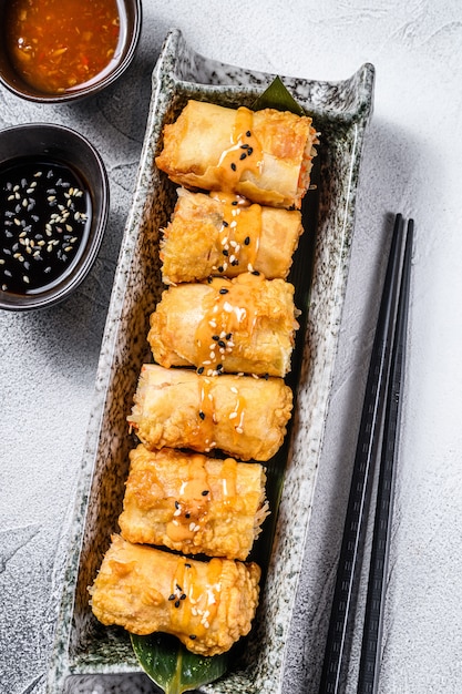 Gebratene Frühlingsrollen. Weißer Hintergrund. Traditionelle chinesische Küche. Draufsicht