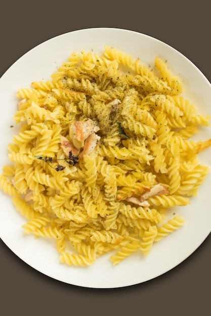 Gebratene Fusilli-Nudeln mit Fleisch-Draufsicht