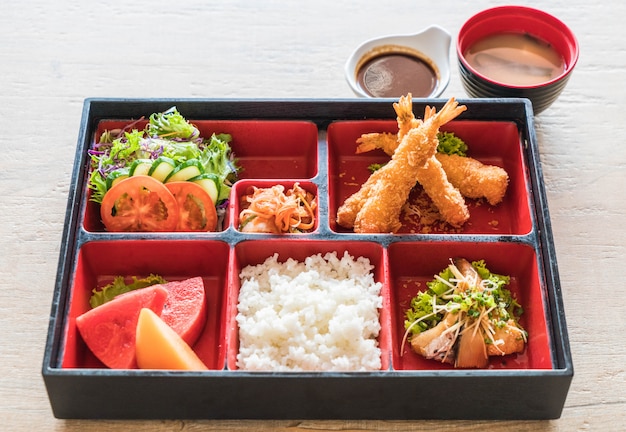 Gebratene Garnelen in Bento Set