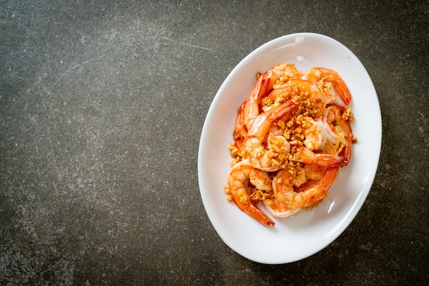 gebratene Garnelen oder Garnelen mit Knoblauch auf weißem Teller - Meeresfrüchte-Art