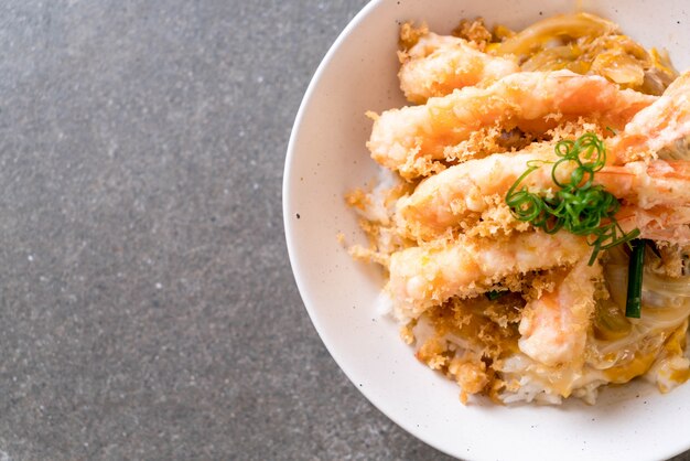 Gebratene Garnelen Tempura auf Reisschale