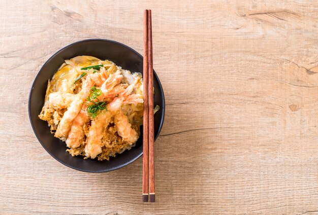 Gebratene Garnelen Tempura auf Reisschale