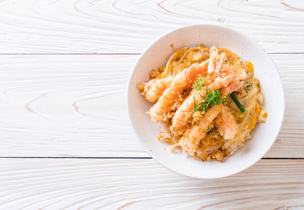 Gebratene Garnelen Tempura auf Reisschale