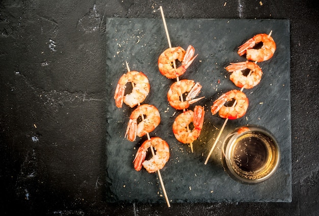 Gebratene gegrillte Garnelen mit Weißwein