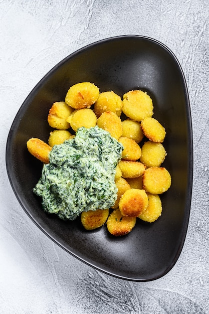 Gebratene Gnocchi-Kartoffelnudeln mit Spinat