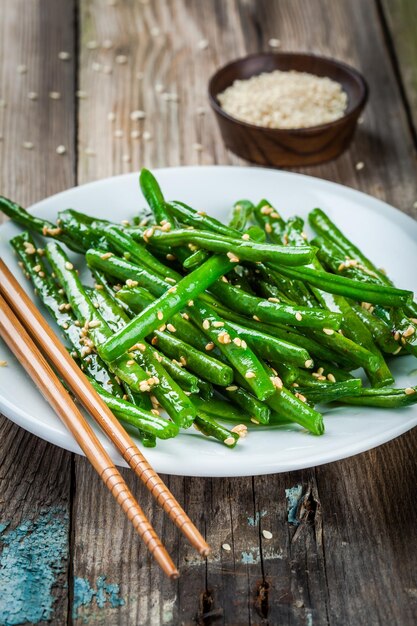 Gebratene grüne Bohnen mit Sesam asiatisches Essen