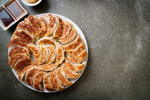 gebratene Gyoza oder Knödel Snack mit Sojasauce