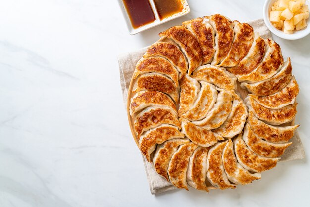 gebratene Gyoza oder Knödel Snack mit Sojasauce