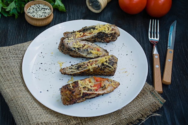 Gebratene Hähnchenbrust gefüllt mit Champignons, Frühlingszwiebeln, Paprika und Schafskäse