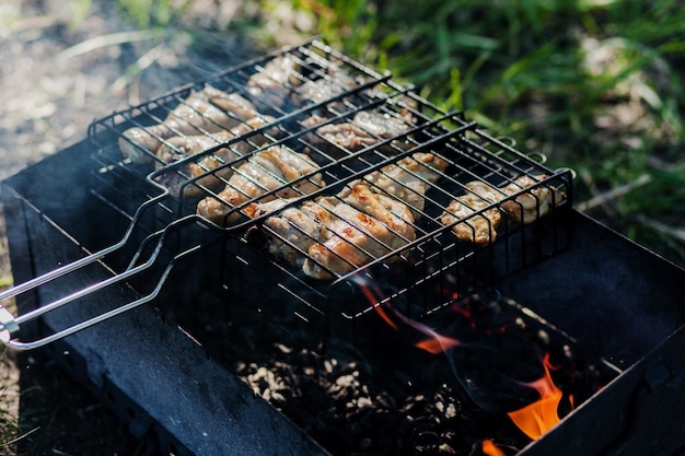 Gebratene Hähnchenkeulen auf dem Grill im Freien