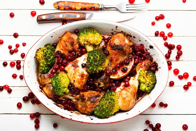 Gebratene Hähnchenschenkel, Hähnchenfleisch mit Brokkoli und Preiselbeeren