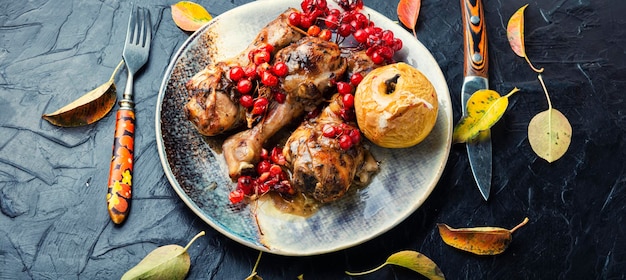 Gebratene Hähnchenschenkel mit Beeren.Hähnchenkeulen mit Viburnum