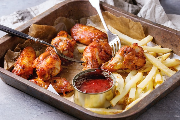 Gebratene Hähnchenschenkel mit Pommes Frites