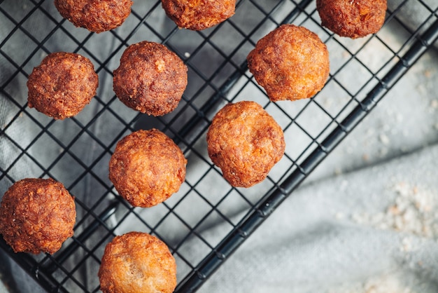 Foto gebratene hausgemachte italienische traditionelle fleischbällchen mit parmesan und brot