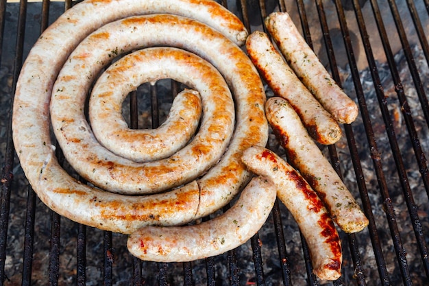 Gebratene hausgemachte Würste auf dem Grill von oben