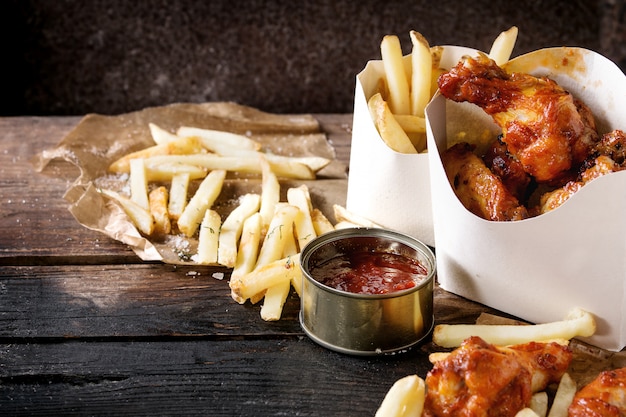 Gebratene Hühnerbeine mit Pommes Frites