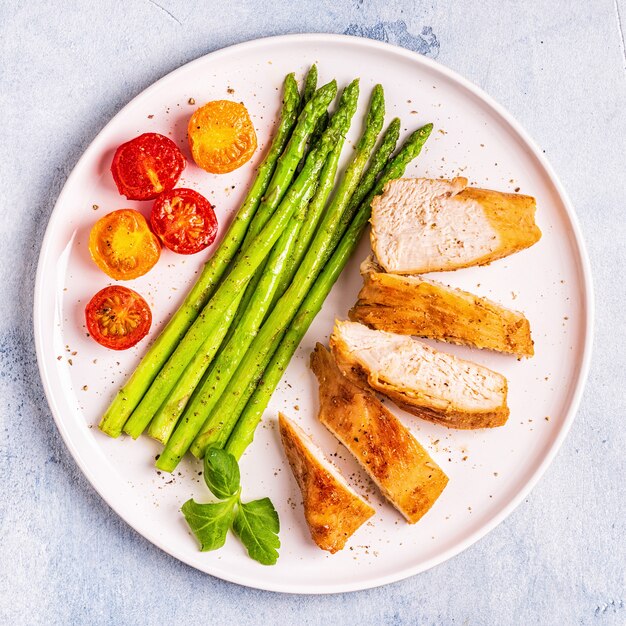 Gebratene Hühnerbrust mit Spargel und Tomaten