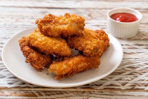 gebratene Hühnerflügel mit Ketchup - ungesundes Essen