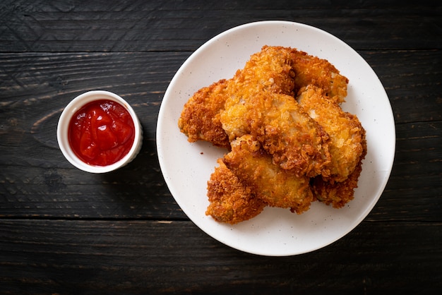 gebratene Hühnerflügel mit Ketchup