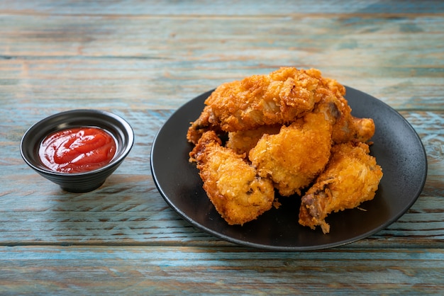 gebratene Hühnerflügel mit Ketchup