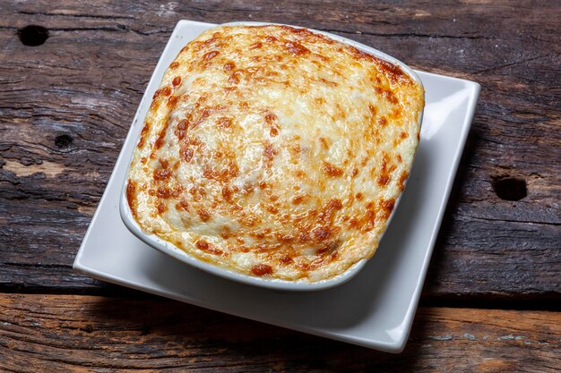 Gebratene Hühnerlasagne mit Mozzarella