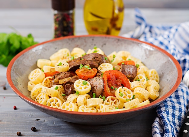 Gebratene Hühnerleber mit Tomaten und Nudelgarnitur