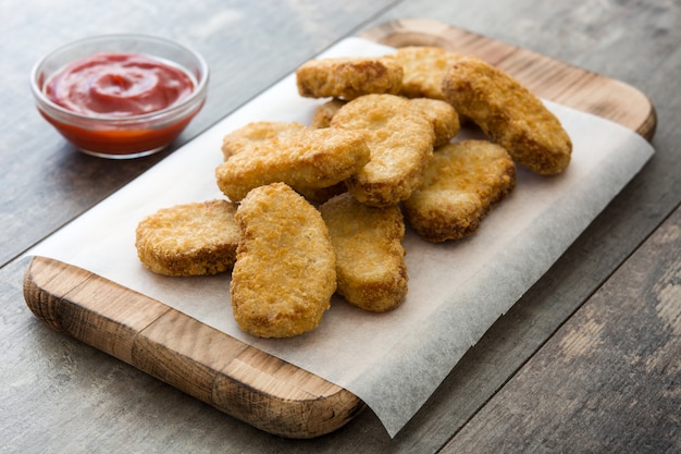 Gebratene Hühnernuggets auf Holztisch