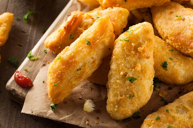 gebratene Hühnernuggets auf Holztisch