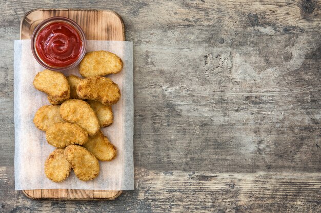 Gebratene Hühnernuggets auf Holztischoberansicht