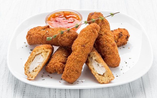 Gebratene Hühnernuggets mit Ketchup auf einem Teller